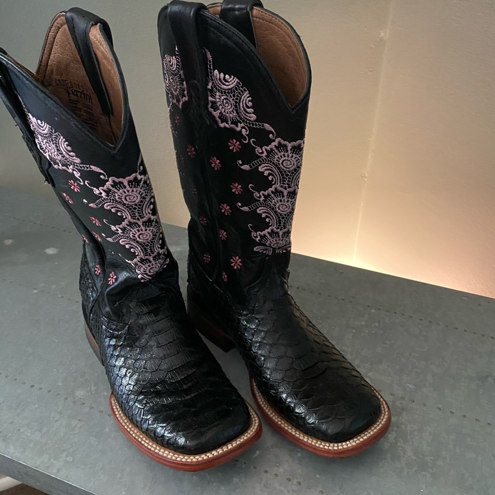 Cowgirl boots, like new!